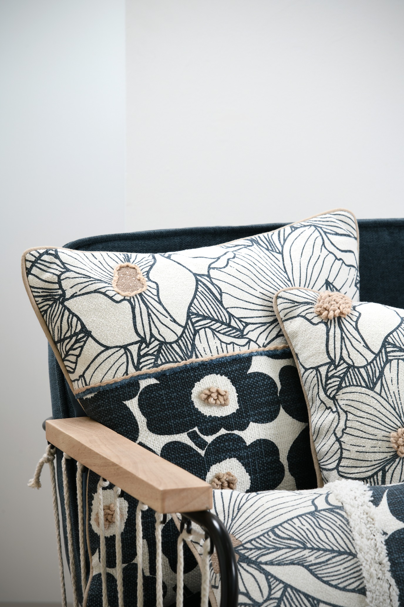 I133351-7 Eugenie Cushion