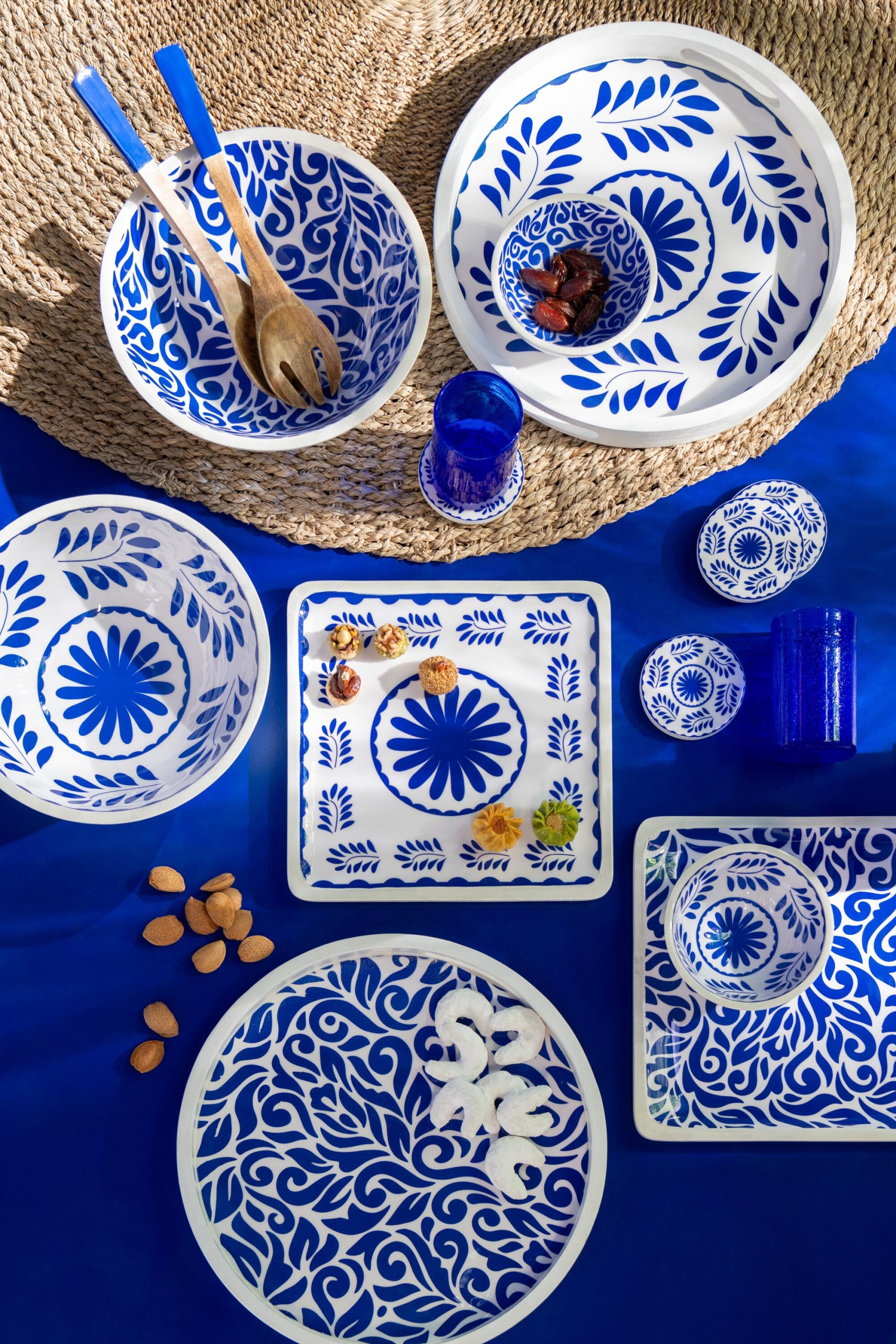 I134469 Turning Tray Round Mango Wood Blue/White