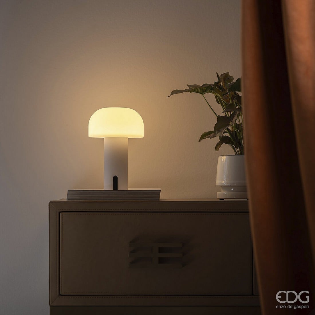 I134597 Kiran Led Usb Table Lamp White