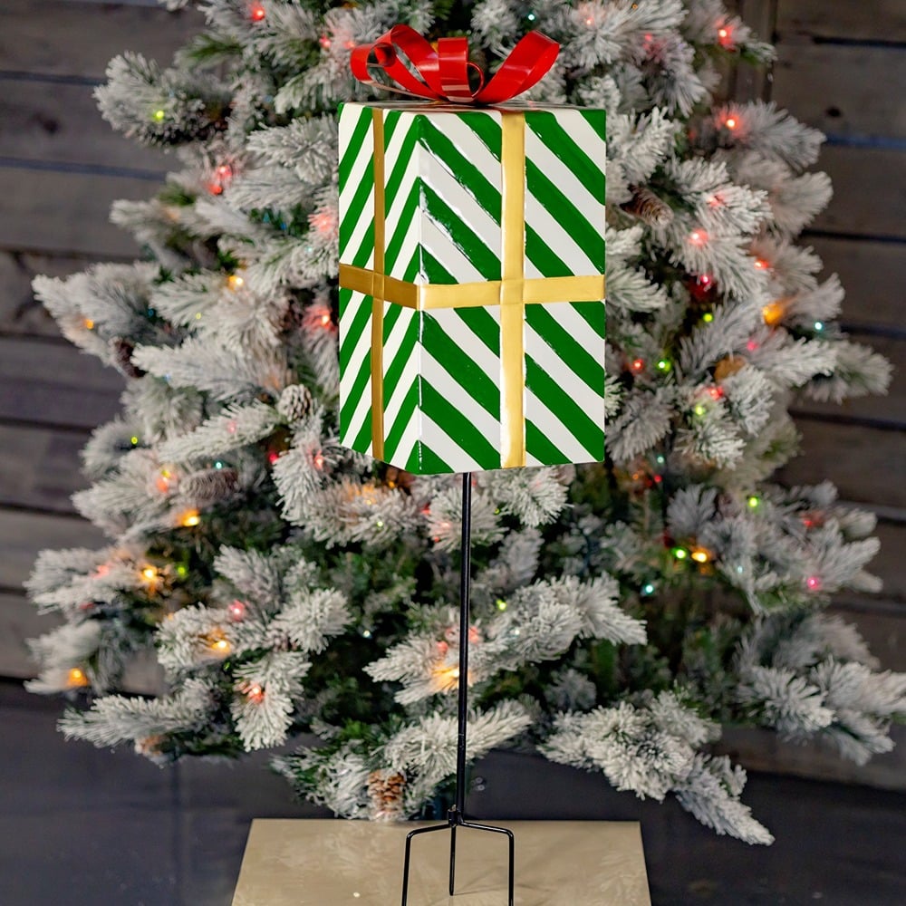 37 Inch Tall Green & White Striped Gift Box Stake 37 Inch Tall Green & White Striped Gift Box Stake