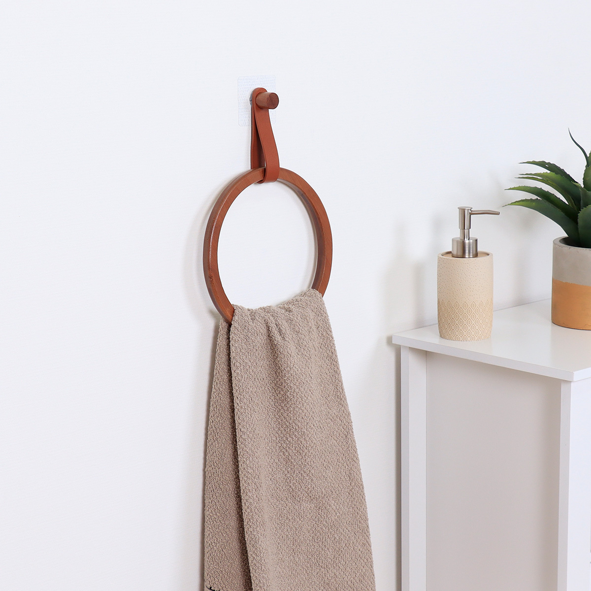 I139726 Round Bamboo Towel Rack + Leather Imitation Strap On Sticker -