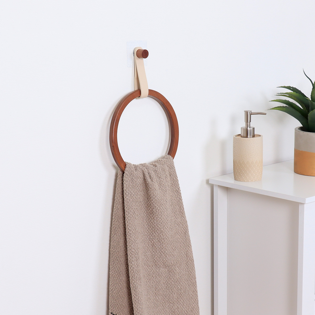 I139727 Round Bamboo Towel Rack + Leather Imitation Strap On Sticker -